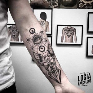 tatuaje_gato_brazo_logia_barcelona_mace_cosmos  